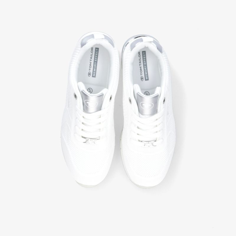 Elegante weiße Sneaker mit hochwertiger Verarbeitung und modernem Design für optimalen Komfort.