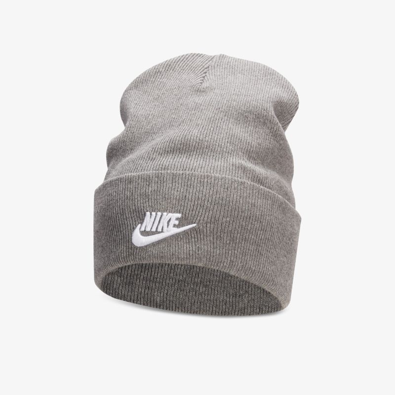 Graue Nike Strickmütze mit sichtbarem Logo auf der Vorderseite, ideal für kühle Tage und stilvollen Komfort.