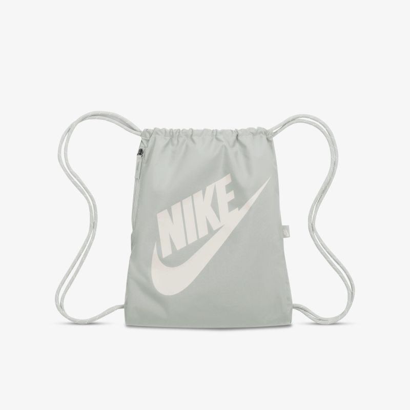 Nike Sportbeutel in Grau mit großem Logo, praktisch und leicht, ideal für Sport und Freizeitaktivitäten.