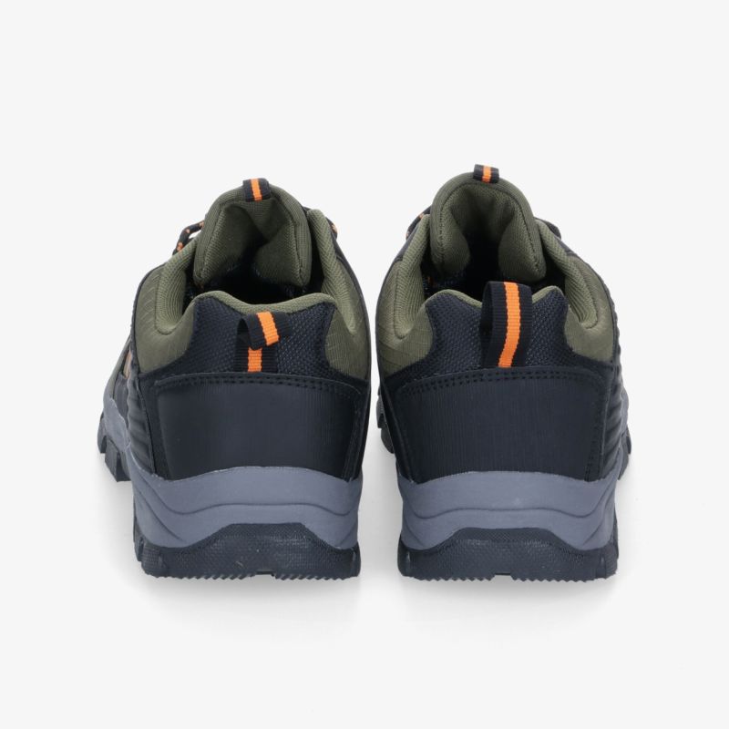 Robuster Schuh mit griffiger Sohle und stabilem Design, ideal für Outdoor-Aktivitäten.