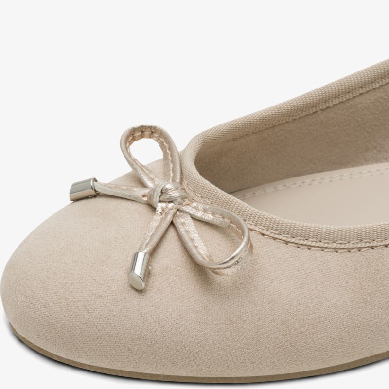 Beige Ballerina mit Schleife vorne, runder Kappe, weichem Obermaterial und angenehmem Tragekomfort