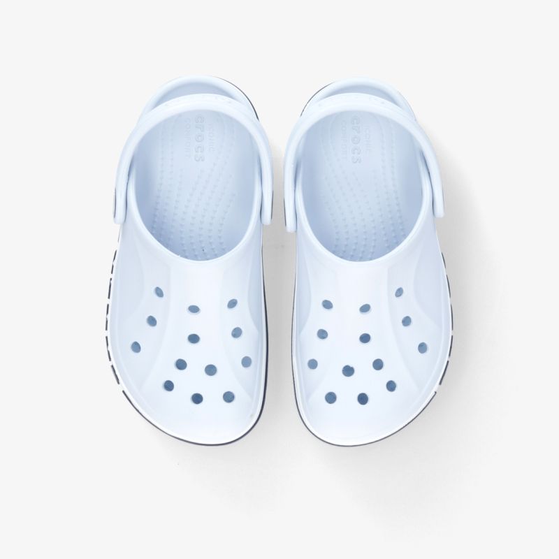 Leichtes Paar weißer Schuhe mit vielen Belüftungslöchern, atmungsaktiv und wasserfest für vielseitigen Komfort