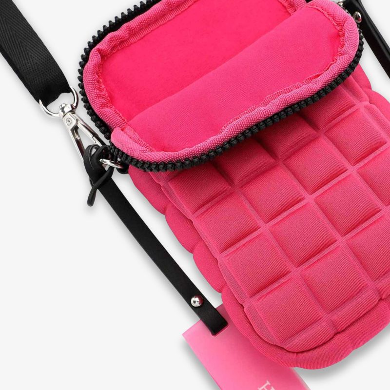 Kompakte pinke Tasche mit modernem Steppmuster und praktischem Schultergurt, perfekt für den stilvollen Alltagsgebrauch.