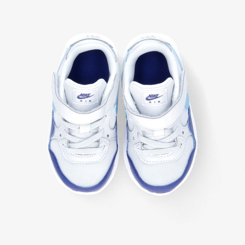 Weiße Sneaker mit blauen Akzenten und Klettverschluss, bieten optimalen Komfort für verschiedene Aktivitäten.