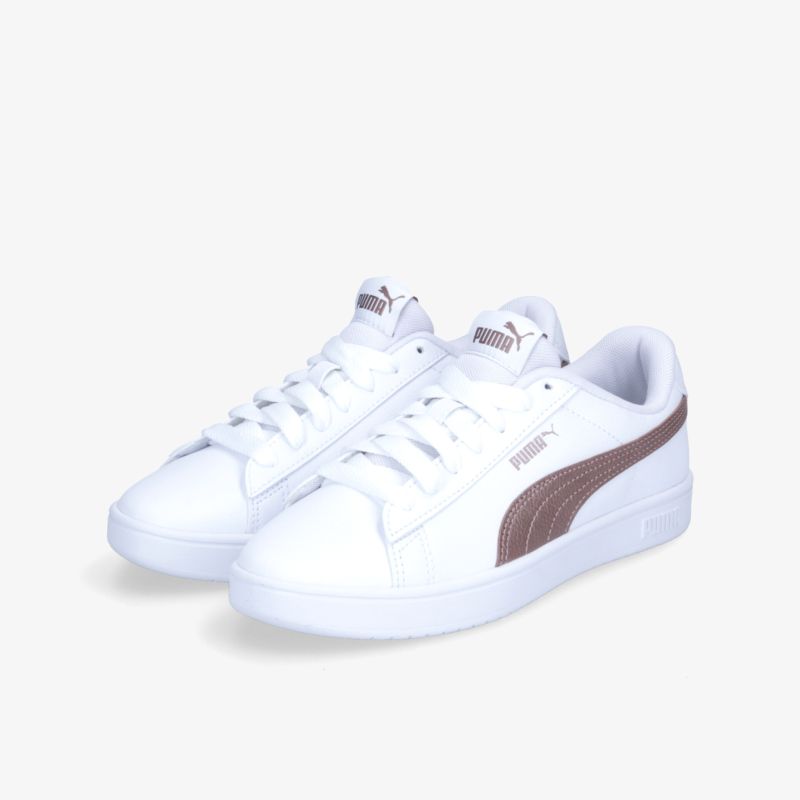 Weiße Sneaker mit braunem Logo, sportliches Design, bequeme Passform, hochwertiges Material, vielseitig tragbar.