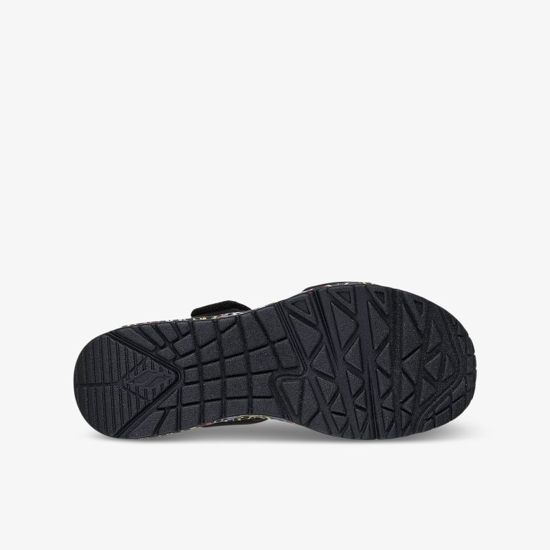 Schwarze Schuhsohle mit tiefem Profil für optimale Rutschfestigkeit und maximalen Halt auf verschiedenen Untergründen