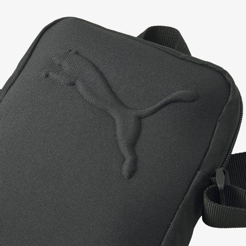 Schwarze Tasche mit markantem Logo und sportlichem Design. Kompakt und funktional für den Alltag.