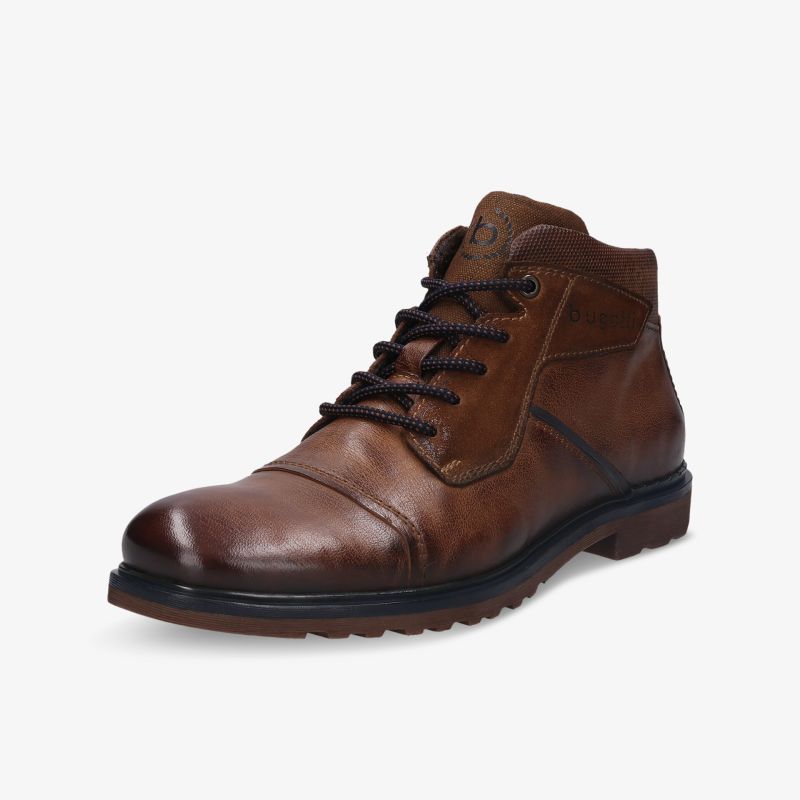 Hochwertiger brauner Lederschuh mit robustem Design und Schnürverschluss für stilvollen Komfort.