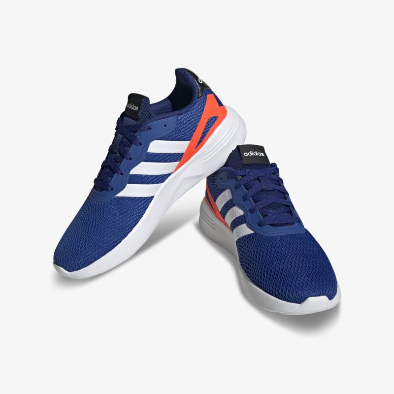 Blaue Sneaker mit weißen Streifen und orangen Akzenten für optimalen Sportkomfort und Stil.
