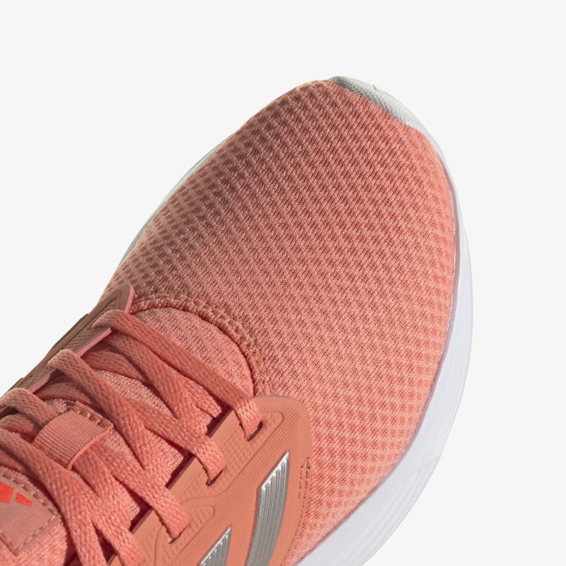 Moderner Sportschuh mit atmungsaktivem Material und flexibler Sohle in stilvollem Design.