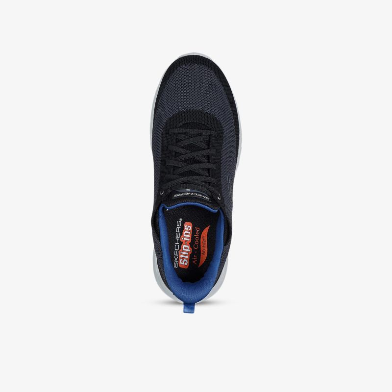 Leichter Sportschuh in Schwarz-Blau mit atmungsaktivem Material und komfortabler Polsterung, von oben gesehen