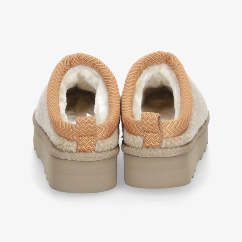 Kuschelige beige Hausschuhe mit weichem Innenfutter und rutschfester Sohle, Rückansicht