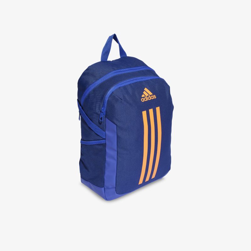 Blauer Adidas Rucksack mit ikonischen Streifen, ideal für Sport und Freizeit, bietet viel Stauraum.