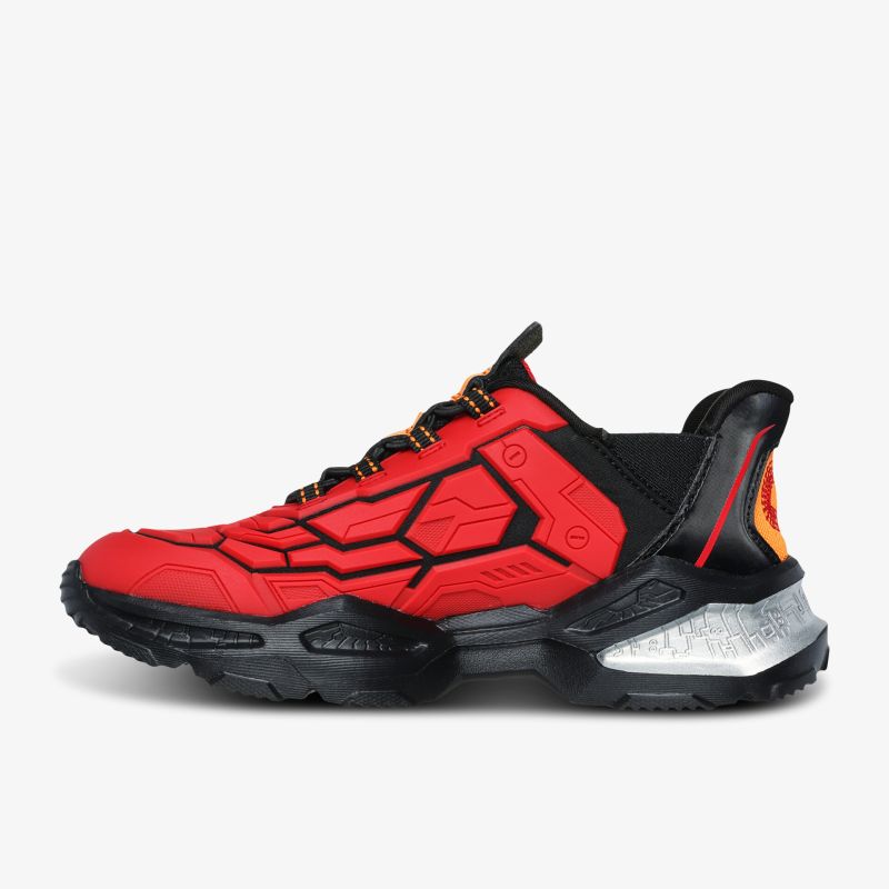 Roter und schwarzer Sportschuh mit futuristischem Design und robuster Sohle für maximalen Komfort und Stabilität.