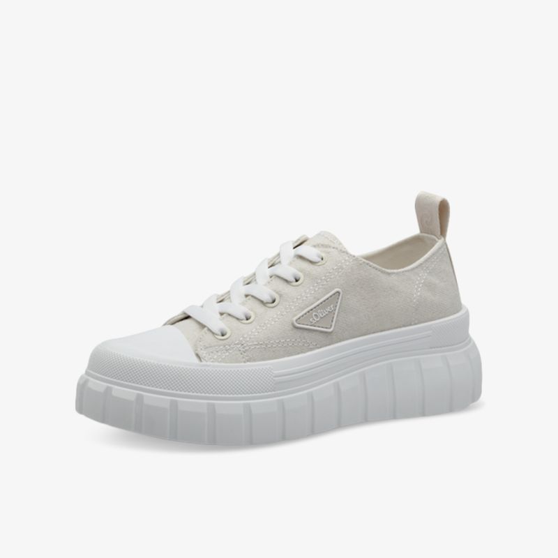Moderner weißer Sneaker mit dicker Plateau-Sohle und runder Schuhspitze, bequemer Schnürschuh für aktiven Alltag