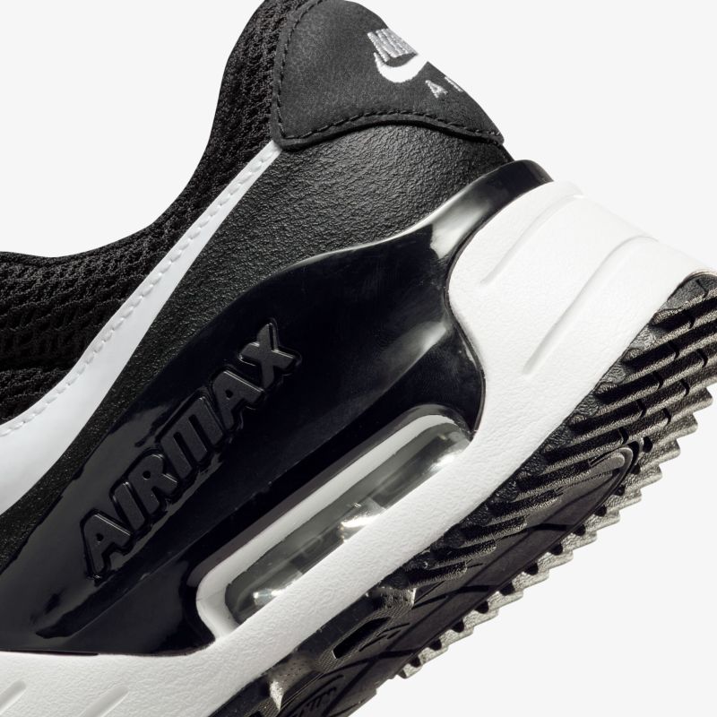 Schwarzer Air Max Sneaker mit kontrastierender Sohle, modernes Design und exzellente Dämpfung.