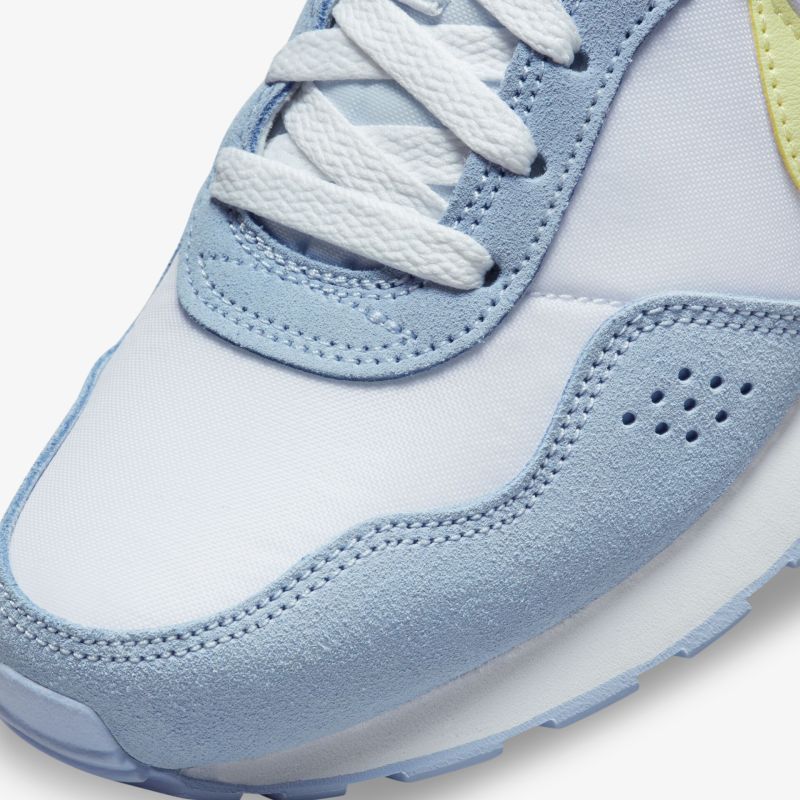 Moderner Sneaker mit blauen Akzenten und atmungsaktiven Materialien für optimalen Komfort und Stil.