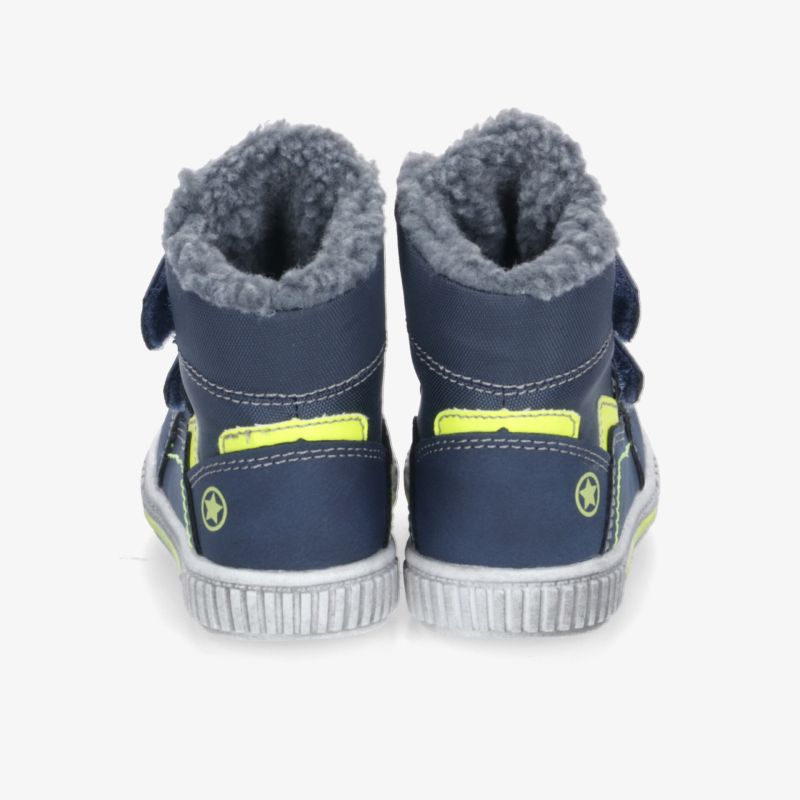 Stylische blaue Winterschuhe mit weichem Futter und praktischen Klettverschlüssen für optimalen Komfort.