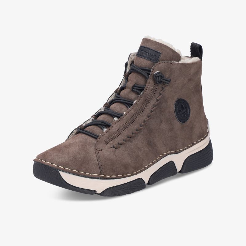 Robuster brauner Sneaker mit gepolstertem Schaft und rutschfester Sohle in schräger Vorderansicht