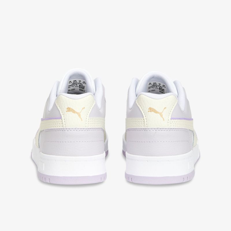 Rückansicht von modischen Sneakers in sanften Farbtönen mit edlem Look und hochwertiger Verarbeitung.