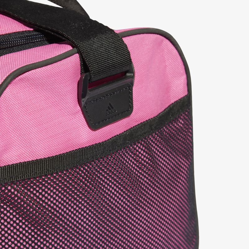 Stylische pinke Sporttasche mit Netzfach und robuster Trageschlaufe. Perfekt für den täglichen Gebrauch.