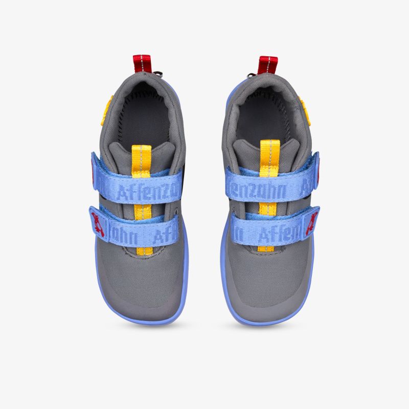 Stylisches und strapazierfähiges Schuhpaar mit bequemen Klettverschlüssen, ideal für jeden Anlass.