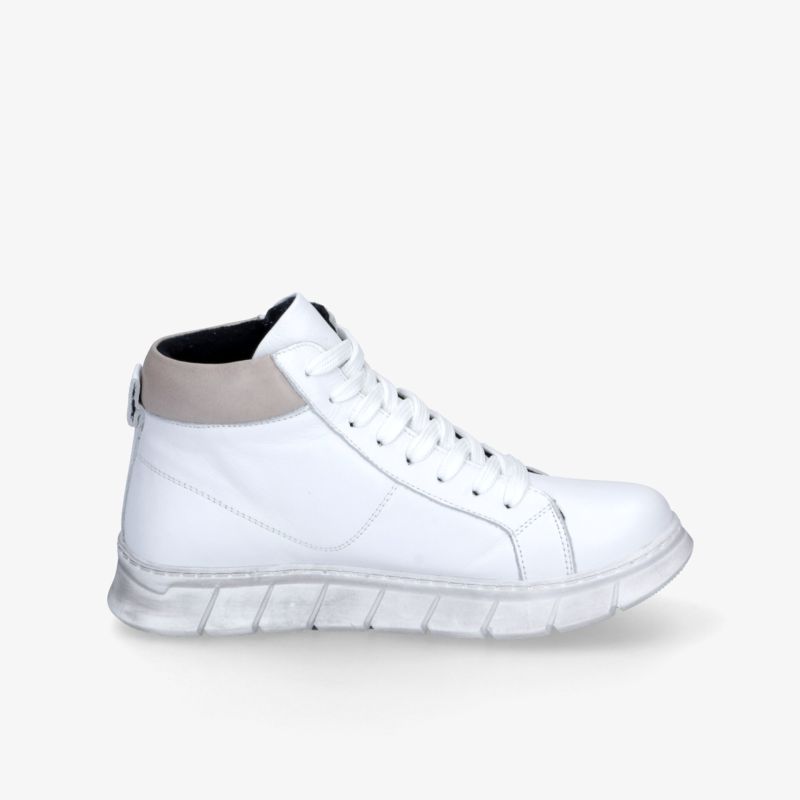 Seitliche Ansicht eines weißen Sneakers mit flexibler Sohle und modernem, robustem Design für hohen Tragekomfort