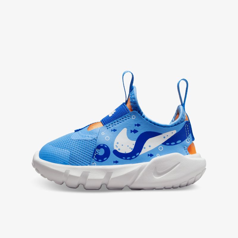 Stilvoller blauer Sneaker mit einzigartigem Design und robuster Sohle für optimalen Tragekomfort.