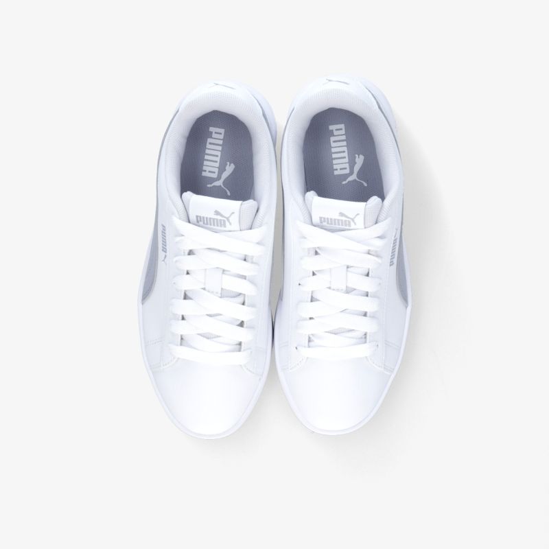 Weiße Puma Sneaker im Paar, Draufsicht, sportlich und bequem mit klassischem Design und Schnürsenkeln