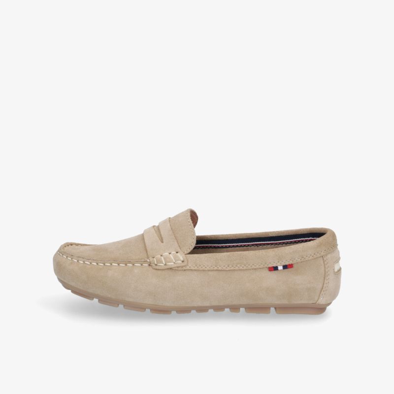 Eleganter beiger Loafer aus Wildleder mit rutschfester Sohle und zeitlosem Stil für optimalen Tragekomfort.
