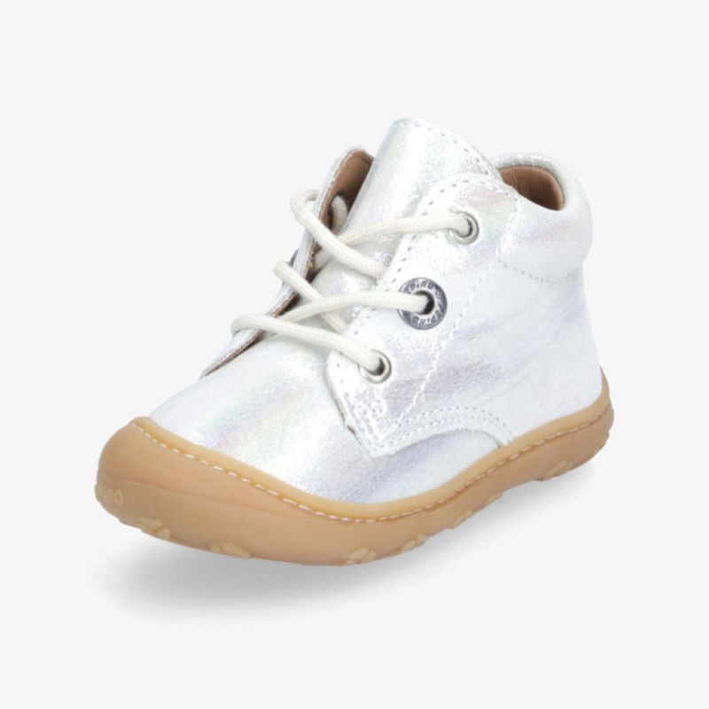 Leichter Kinderschuh mit hohem Schaft, flexibler Gummisohle und robuster Schnürung für stabilen Halt