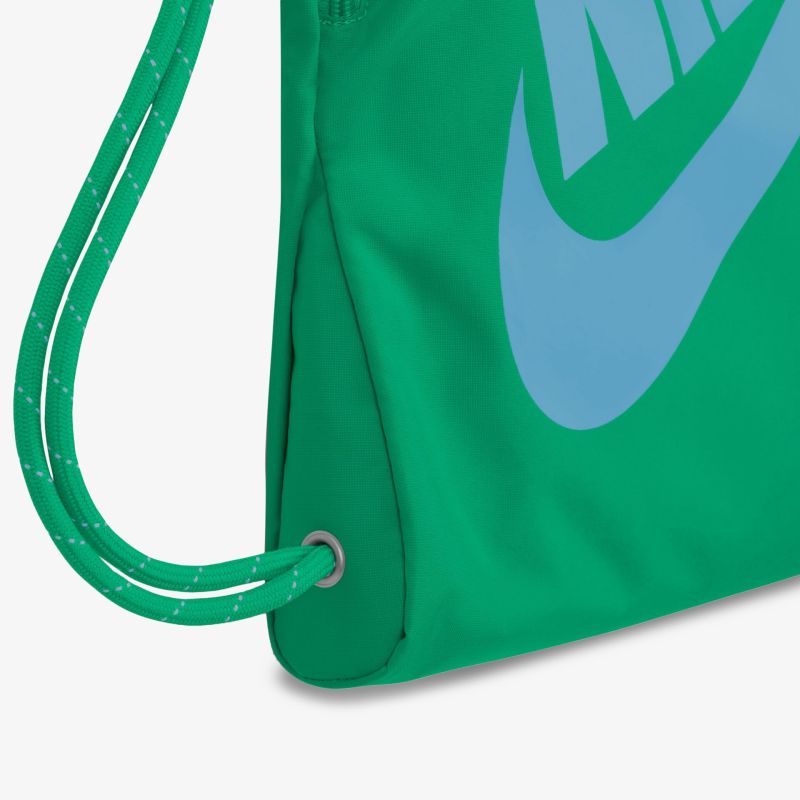 Grüne Sporttasche mit Kordelzug und auffälligem Markenlogo auf der Seite.