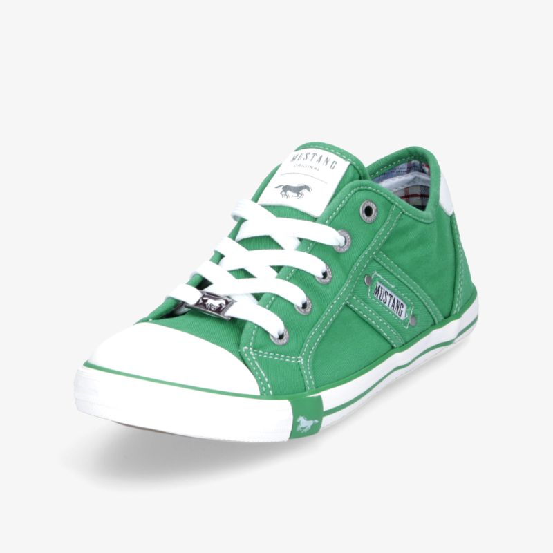 Grüner Sneaker in schräger Vorderansicht mit leichter, flexibler Sohle und bequemem Design