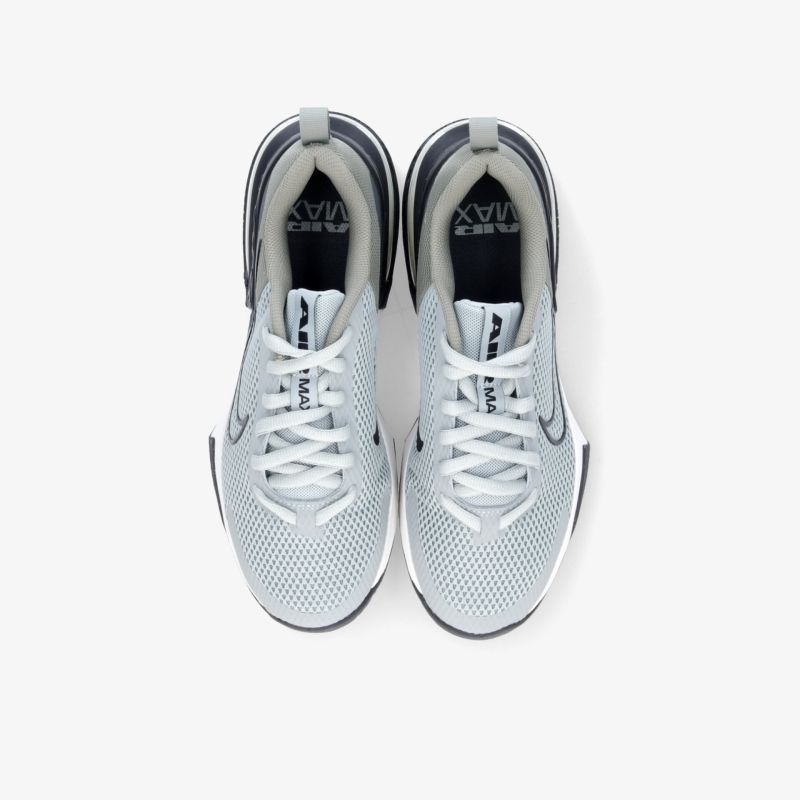 Weißes Sneaker-Paar mit atmungsaktivem Material und bequemen Schnürsenkeln, ideal für sportlichen Komfort
