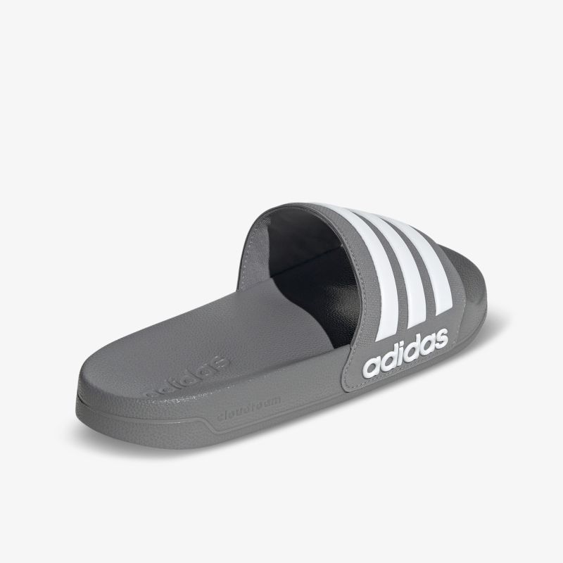 Stylische graue Sandale mit drei markanten Streifen für bequemen Alltag und stilvolles Auftreten.