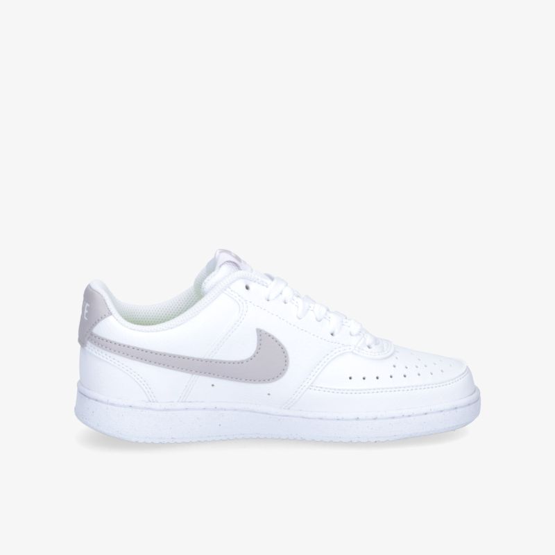 Seitliche Ansicht eines weißen sportlichen Sneakers mit Nike Logo und leichter, komfortabler Sohle.