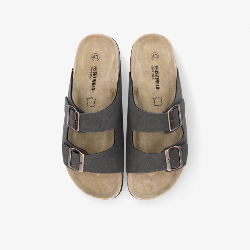 Bequeme schwarze Sandalen mit zwei verstellbaren Riemen und weichem Fußbett, liegend in Draufsicht