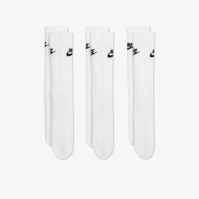 Set aus drei weißen Socken mit Logo, ideal für Sport und Freizeit, bietet hohen Komfort und Strapazierfähigkeit.