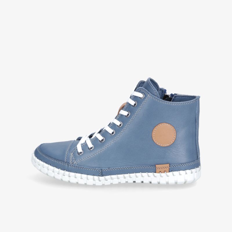 Blaue High-Top-Sneaker mit weißer Sohle und braunem Patch. Modisches Design mit Schnürdetails.