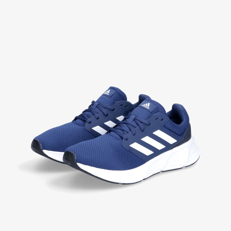 Blaue Sportschuhe mit komfortabler Sohle. Stylisch und leicht für optimalen Laufkomfort.