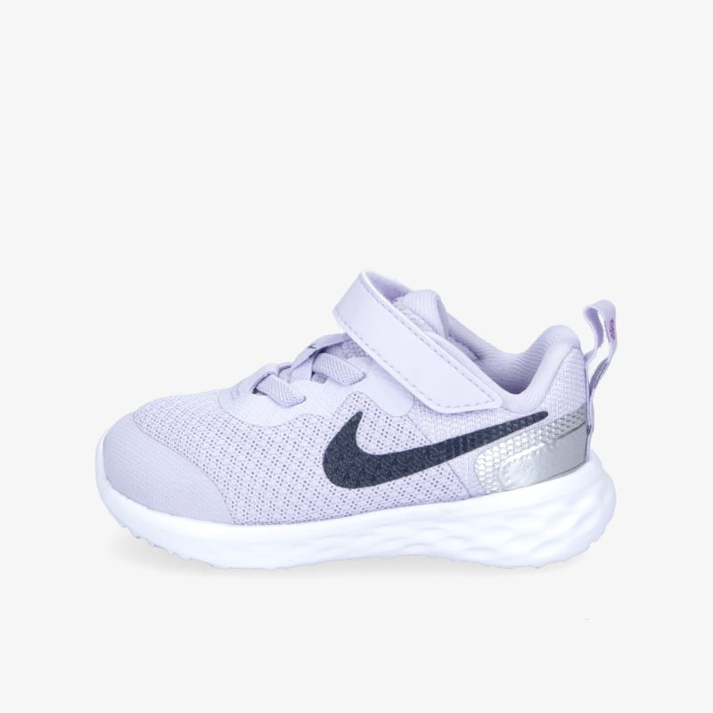 Leichter Sneaker mit Klettverschluss und stabiler Sohle für optimalen Tragekomfort und Halt.