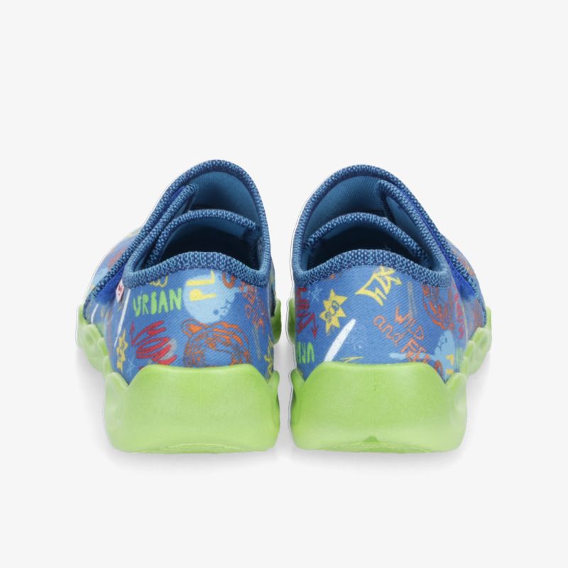 Bunte Sportschuhe mit grünem Sohlenkontrast und kreativem Design, ideal für aktiven Alltag.