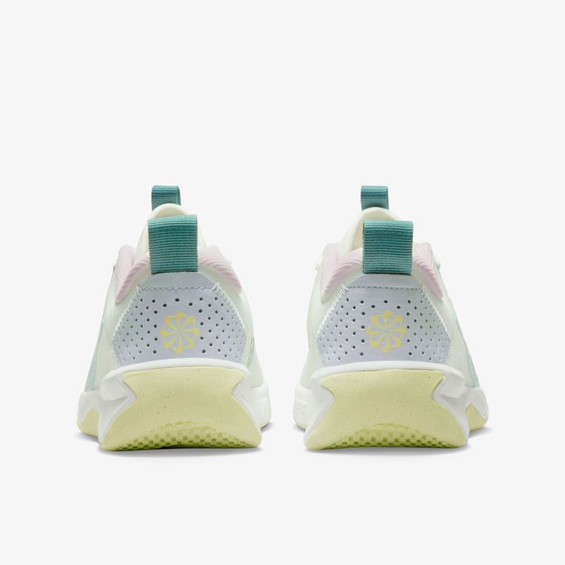 Trendige weiße Sneaker mit pastellfarbenen Akzenten und luftiger Perforation für ultimativen Komfort.