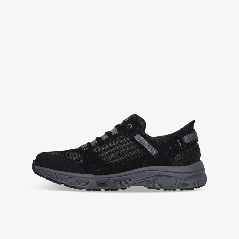 Schwarzer Sportschuh mit robuster, leichter Sohle und atmungsaktivem Material in seitlicher Ansicht