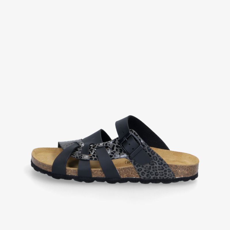 Seitliche Ansicht eines komfortablen und flexiblen Sandalen-Schuhe mit ergonomischem Fußbett und rutschfester Sohle