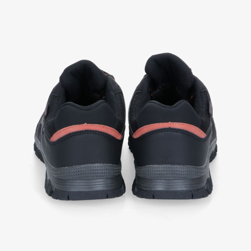 Schwarze Sneakers mit rotem Detail, Ansicht von hinten, ideal für lässige Anlässe und täglichen Komfort.