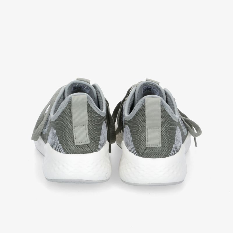 Rückansicht moderner grauer Sneaker mit weißer Sohle. Komfort und Stil für den täglichen Gebrauch.