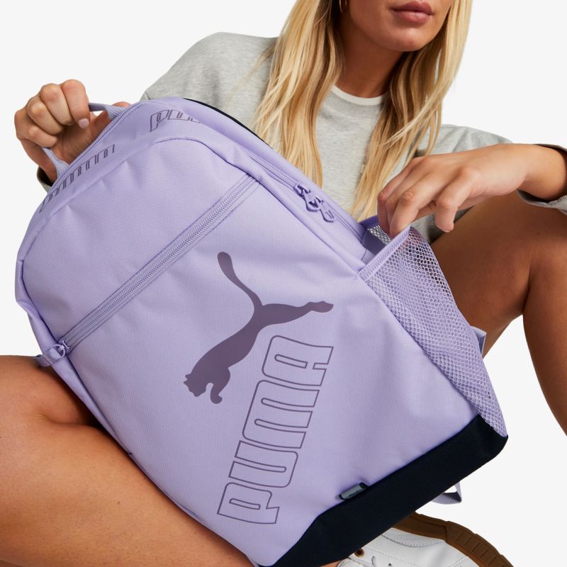Moderner lila Puma Rucksack mit großem Logo und funktionalem Reißverschluss-Design.