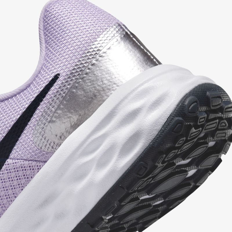 Detailansicht eines sportlichen und flexiblen Schuhs mit robuster Sohle für optimalen Komfort und Halt.