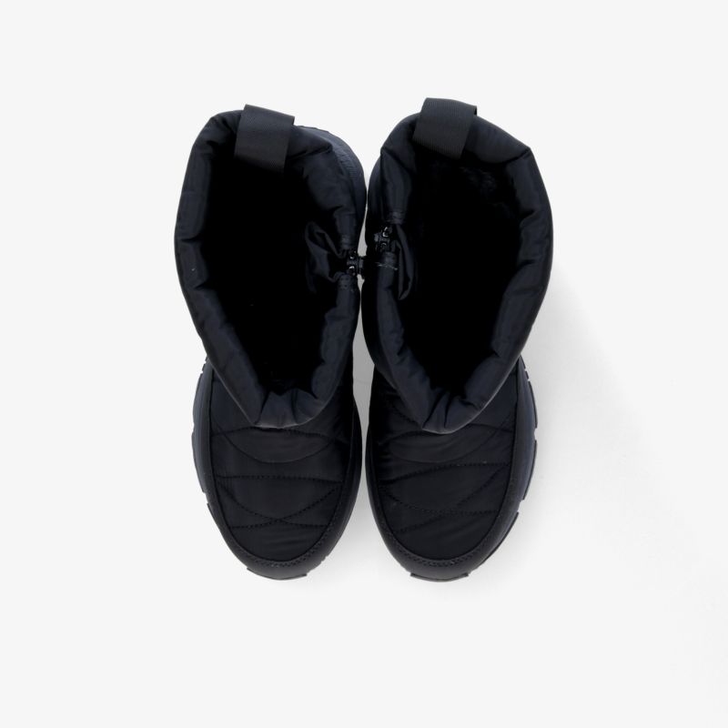 Schwarze warme Winterschuhe mit gepolsterter Innensohle und rutschfester Sohle im Paar von oben